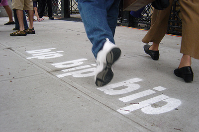 detail of feet walking on sidewalk and the following words: "bip bip bip"